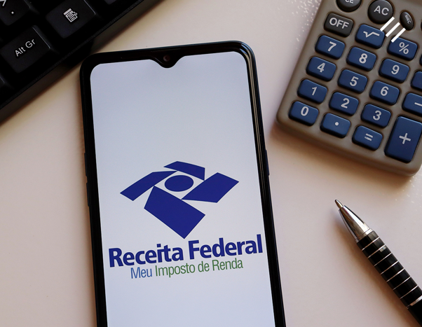 imagem de celular com o aplicativo da receita federal meu imposto de renda