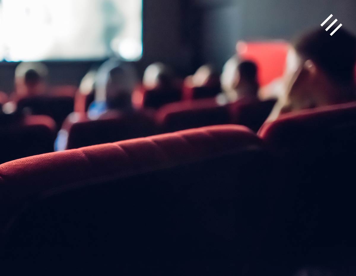 Sala de cinema com cadeira em destaque e tela ao fundo, exemplo de arquitetura em Goiânia