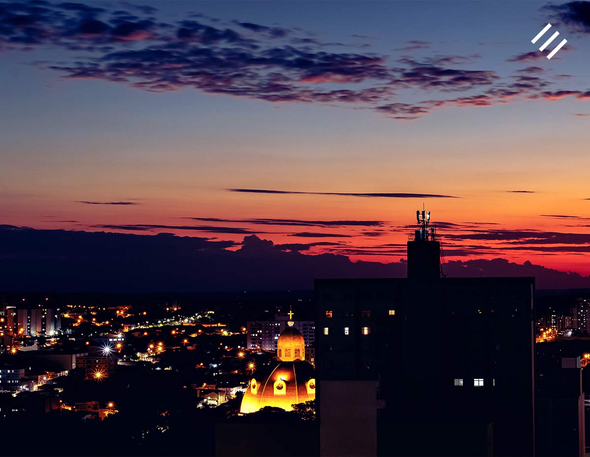 Vista aérea e noturna da cidade de São Carlos