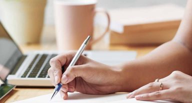 Pessoa fazendo planejamento anual para compra de imóveis