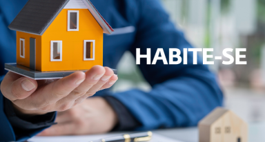 mão masculina segurando miniatura de casa com o título habite-se