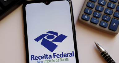 imagem de celular com o aplicativo da receita federal meu imposto de renda