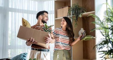 Casal em seu primeiro imóvel