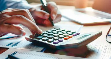 Pessoa fazendo o cálculo dos juros de obra