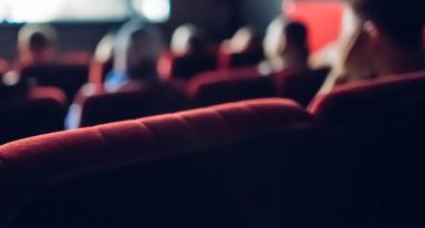 Sala de cinema com cadeira em destaque e tela ao fundo, exemplo de arquitetura em Goiânia