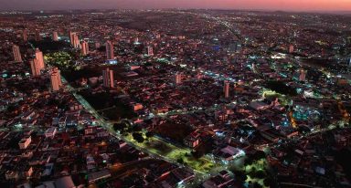 Vista aérea e noturna da cidade de Anápolis