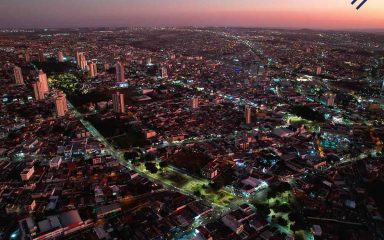 Vista aérea e noturna da cidade de Anápolis