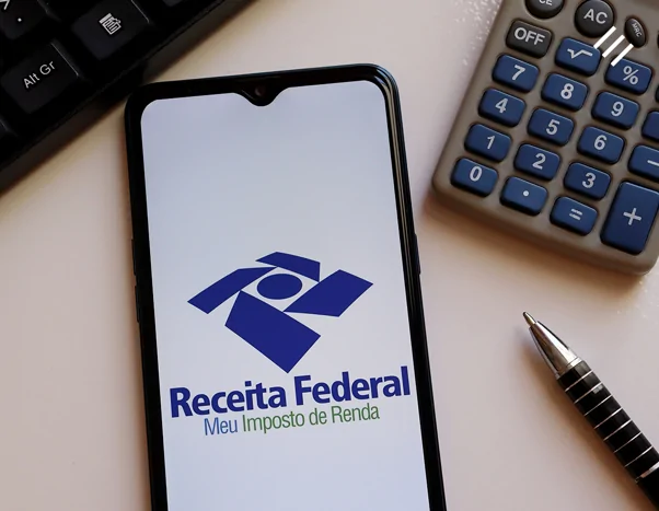 imagem de celular com o aplicativo da receita federal meu imposto de renda