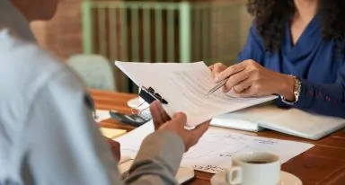 Pessoas assinando aprovação do financiamento