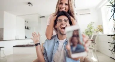 Casal sorrindo em ambiente com iluminação natural
